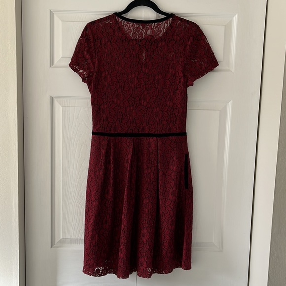 Lace dress - Picture 4 of 7